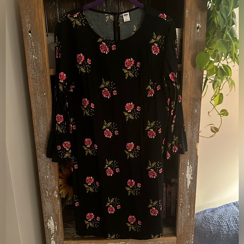 Old navy floral dress with elbow sleeve